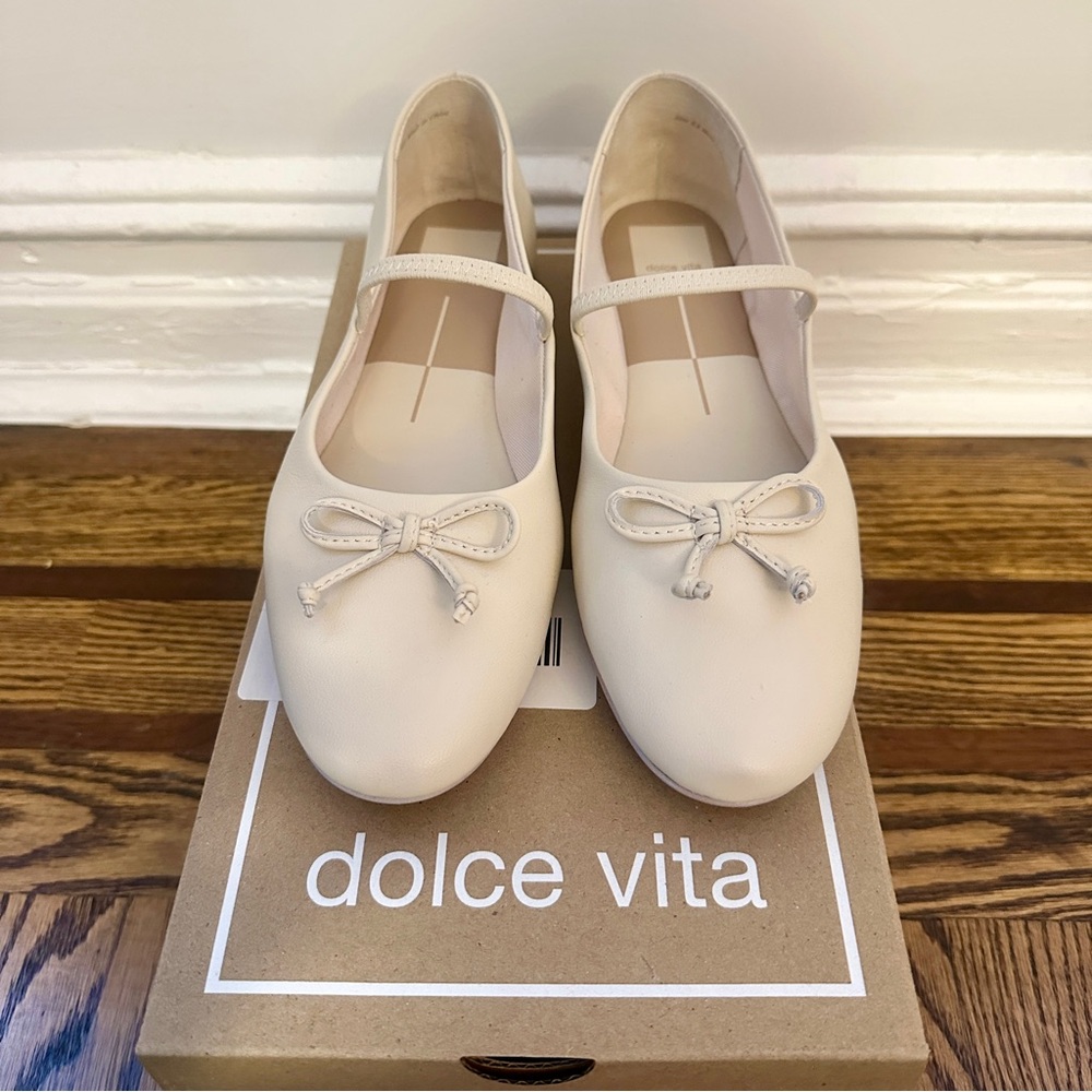 NWB Dolce Vita Carin Ivory Leather Ballet Flats